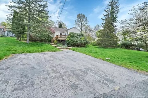 32 Highland Dr, Woodbury Town, NY 10930
