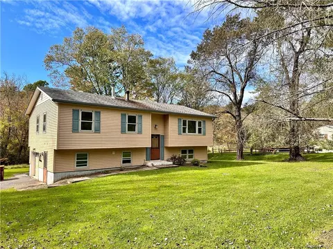 48 Feagles Rd, Warwick, NY 10990