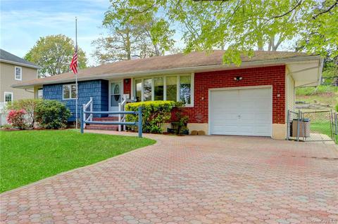 8 Pittoni Dr, Commack, NY 11725