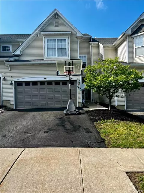 51 Cornwall Ln, Wallkill, NY 10940