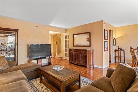 111 Cherry Valley Ave #M20, Garden City, NY 11530