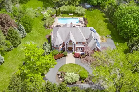 2 Cobblestone Farm Ct, Ramapo, NY 10901