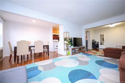 8337 Saint James Ave #4T, Elmhurst, NY 11373