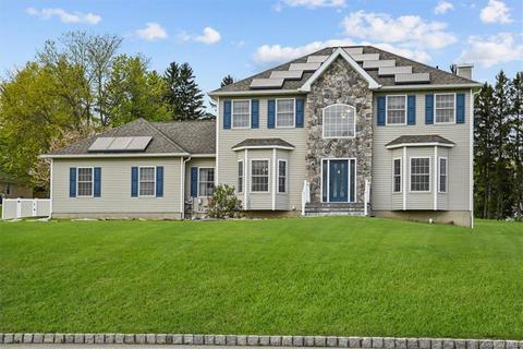4 Coach House Ct, New Windsor, NY 12553