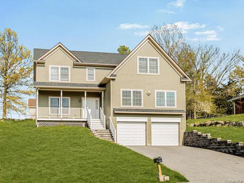 30 Panorama Dr, New Windsor, NY 12553