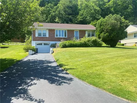 17 Bender Ct, Stony Point, NY 10980