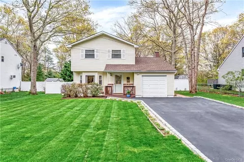 26 Carlin Dr, Mastic, NY 11950