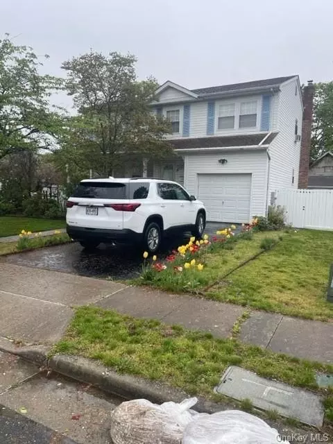 10 Anthony Ct, Copiague, NY 11726