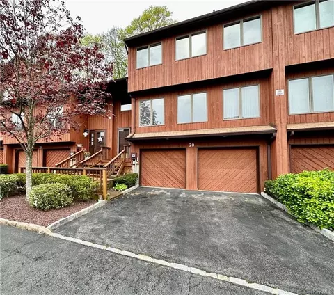 20 Omni Ct, Clarkstown, NY 10956