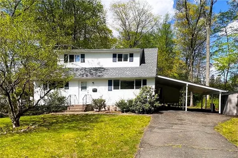 5 Burgundy Ln, Clarkstown, NY 10956