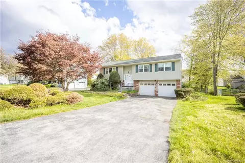 33 Sutton Park Rd, Poughkeepsie, NY 12603 photo 1