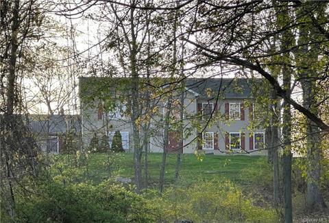 12 Oskar Dr, Mahopac, NY 10541