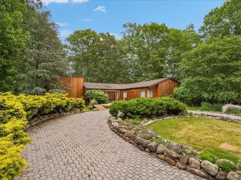 21 Woodfield Rd, Pomona, NY 10970