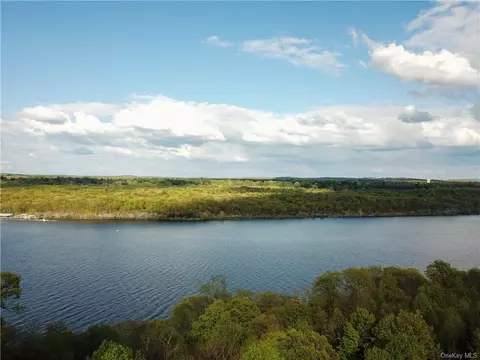 9 Elbow Ln, Lloyd, NY 12528