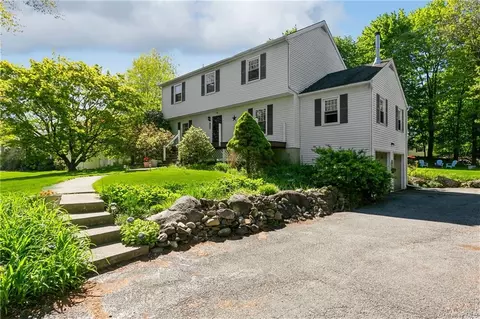 19 Sunset Ridge Ln, Southeast, NY 10509