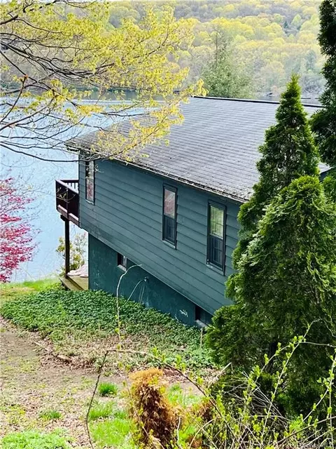 14 Lakeview Dr, Holmes, NY 12531