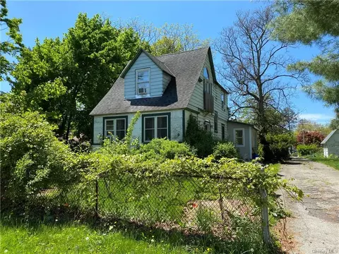 9 Oak St, Greenwood Lake, NY 10925