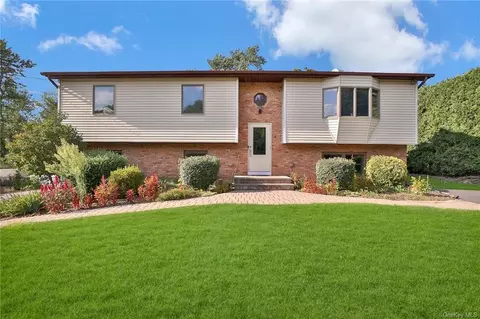 5 Pipers Gln, Clarkstown, NY 10994