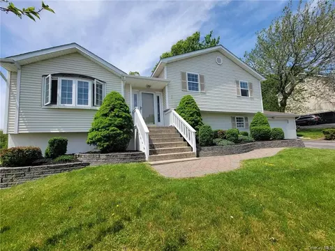 30 Clinton Dr, Washingtonville, NY 10992