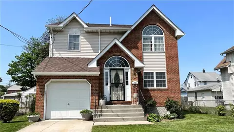 21 Davis St, Roosevelt, NY 11575