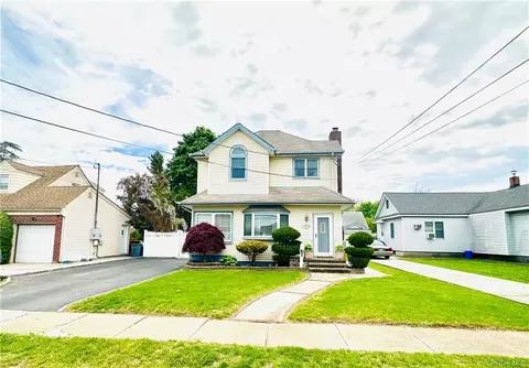 19 Moody Ave, Freeport, NY 11520