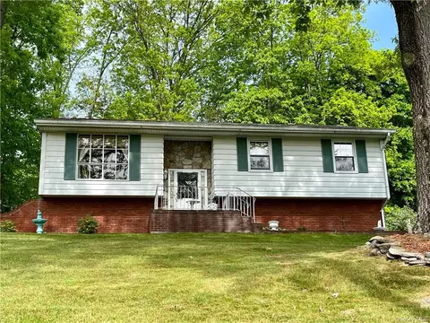 27 Hickory St, Woodbury Town, NY 10930