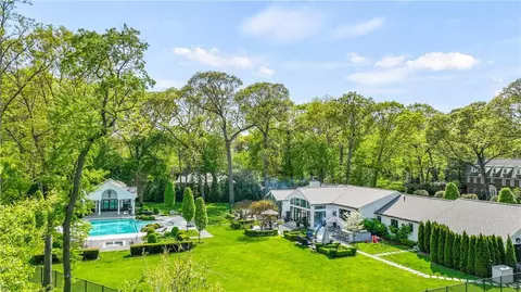 4 Canterbury Rd, Glen Head, NY 11545