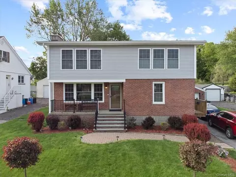 230 Parkway Dr, New Windsor, NY 12553