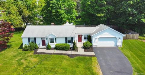 8 Short Hill Dr, Poughkeepsie, NY 12603