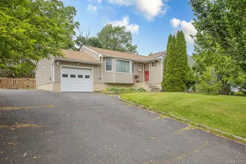 57 N Lexow Ave, Clarkstown, NY 10954