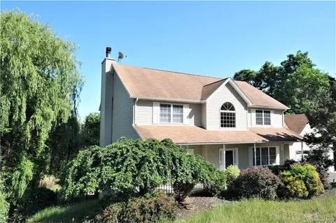 12 Hawk Nest Rd, Tomkins Cove, NY 10986