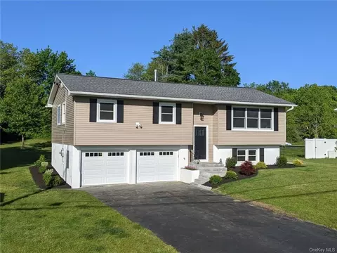 8 Vorndran Dr, Wappinger, NY 12590