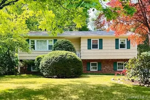 18 Scarlett Ct, Clarkstown, NY 10956