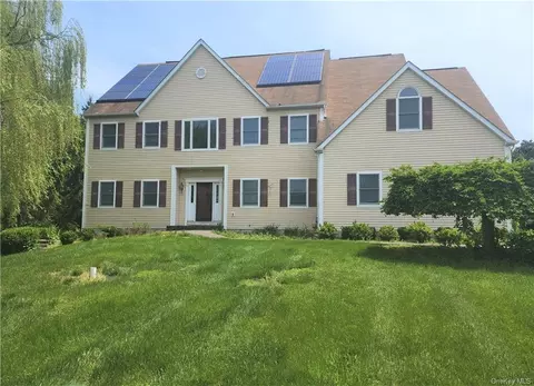 104 Woodcrest Dr, East Fishkill, NY 12533