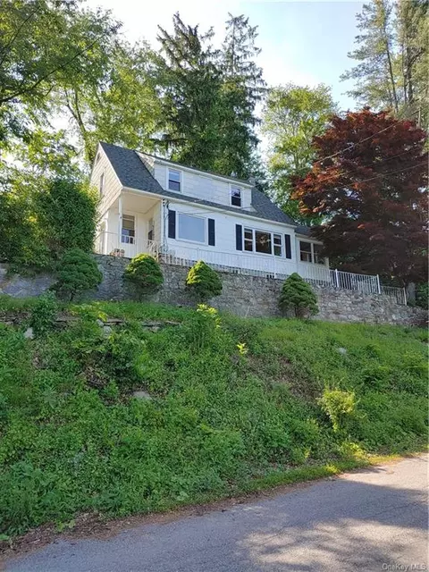 149 W Lakeshore Dr, Kent, NY 10512