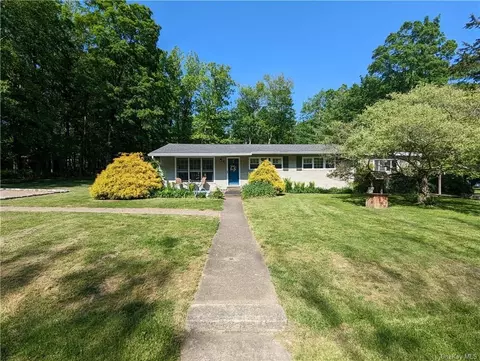 33 Frontier Dr, Shawangunk, NY 12566
