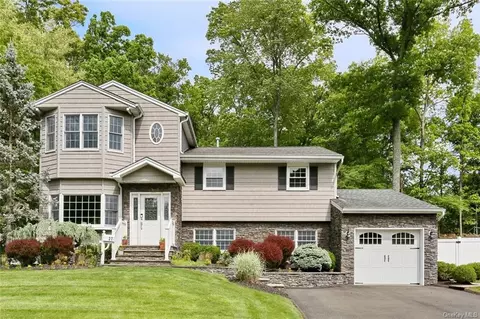 27 Mark Ln, Clarkstown, NY 10956