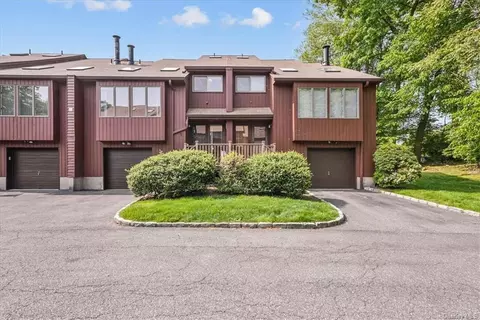 16 Braemar Ct, Clarkstown, NY 10956