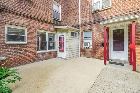 37 Edwards St #1G, Roslyn Heights, NY 11577