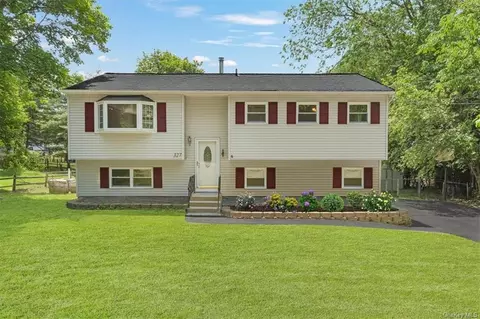 327 Oak Dr, New Windsor, NY 12553