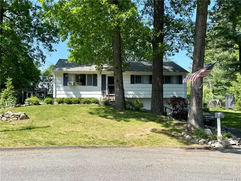 23 Feller Ct, Ramapo, NY 10901