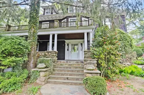 18 Overlook Cir, New Rochelle, NY 10804