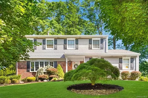 29 Bellwood Dr, Clarkstown, NY 10956