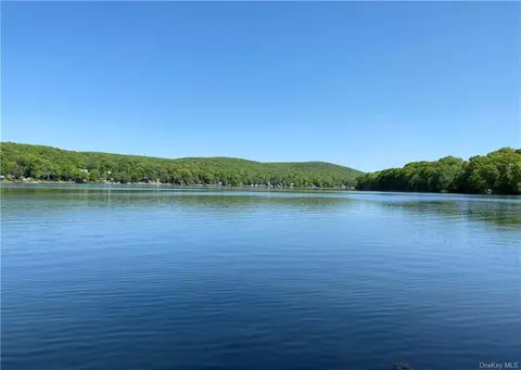88 Lakeview Dr, Holmes, NY 12531