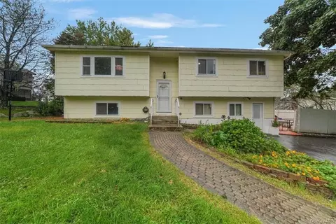 12 Harvest Hill Ln, Wallkill, NY 10940