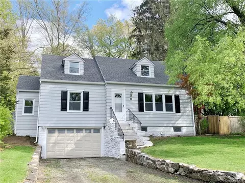 130 Stanwood Rd, Mount Kisco, NY 10549