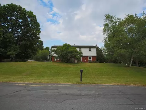 39 Mayer Dr, Lloyd, NY 12528