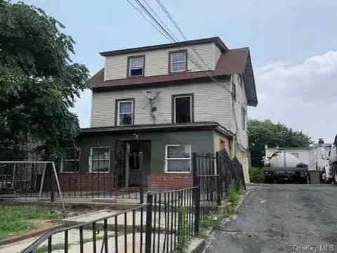 3121 105th St, New York, NY 11369