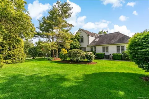 102 Brook Hills Cir, White Plains, NY 10605