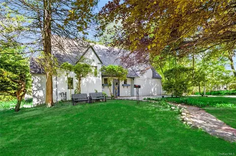21 Hillcrest Rd, Ramapo, NY 10901